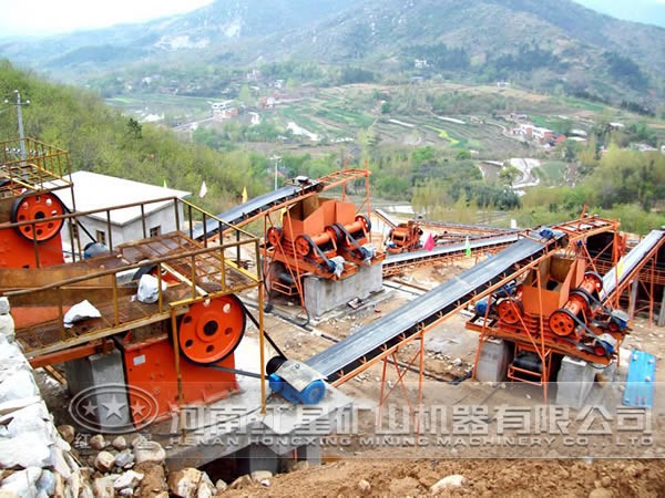 金礦石破碎現場 金礦石破碎現場