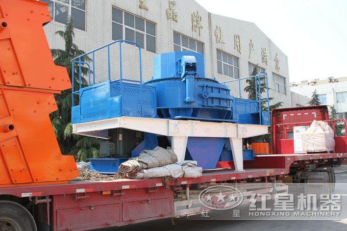 一臺河卵石制砂機和兩臺振動篩發貨現場 一臺河卵石制砂機和兩臺振動篩發貨現場