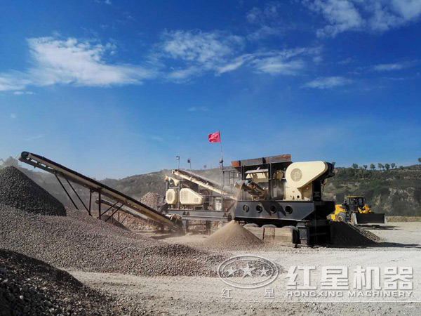 山石移動破碎機(jī)作業(yè)現(xiàn)場 山石移動破碎機(jī)作業(yè)現(xiàn)場