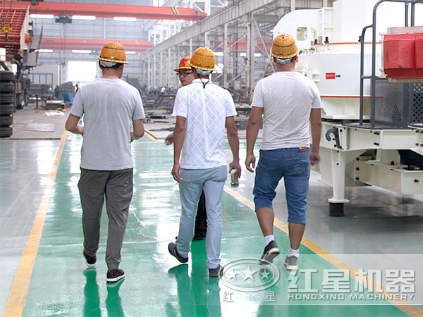 來(lái)廠參觀制砂機(jī)車間的用戶 來(lái)廠參觀制砂機(jī)車間的用戶
