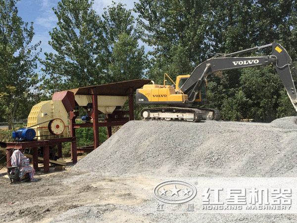 重錘式破碎機(jī)作業(yè)現(xiàn)場 重錘式破碎機(jī)作業(yè)現(xiàn)場