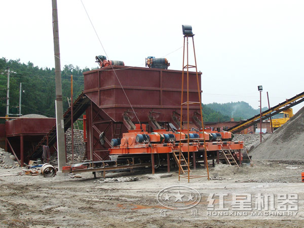 對輥式制砂機(jī)作業(yè)現(xiàn)場