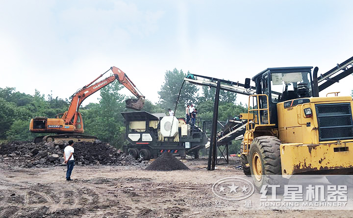 移動式煤矸石制砂機(jī)工作現(xiàn)場 移動式煤矸石制砂機(jī)工作現(xiàn)場