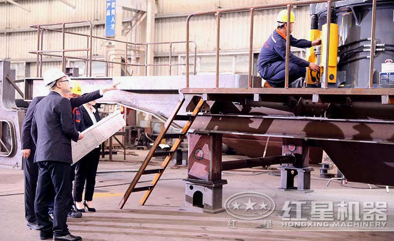 技術人員指導工人安裝、調試移動破 技術人員指導工人安裝、調試移動破