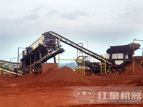 輪胎移動軋石機(jī)作業(yè)現(xiàn)場 輪胎移動軋石機(jī)作業(yè)現(xiàn)場