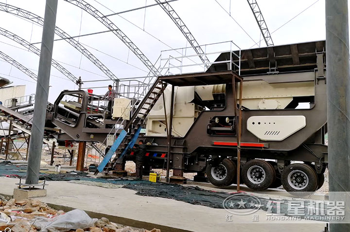 移動(dòng)式破碎機(jī)作業(yè)現(xiàn)場(chǎng) 移動(dòng)式破碎機(jī)作業(yè)現(xiàn)場(chǎng)