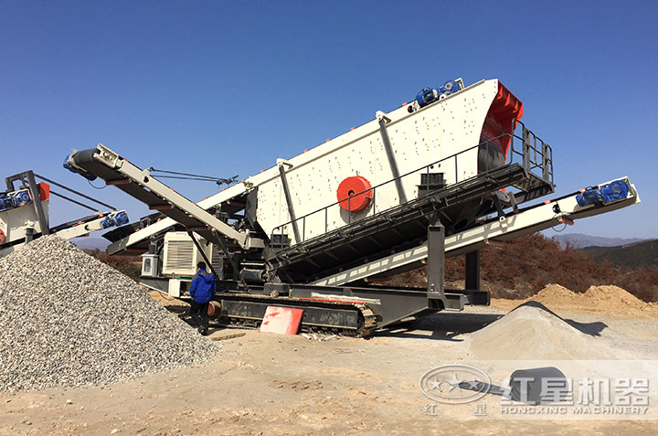 移動(dòng)碎石機(jī)作業(yè)現(xiàn)場(chǎng) 移動(dòng)碎石機(jī)作業(yè)現(xiàn)場(chǎng)