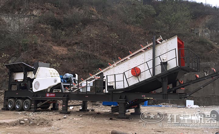 商南客戶車載移動(dòng)錘式破碎機(jī)現(xiàn)場(chǎng) 商南客戶車載移動(dòng)錘式破碎機(jī)現(xiàn)場(chǎng)