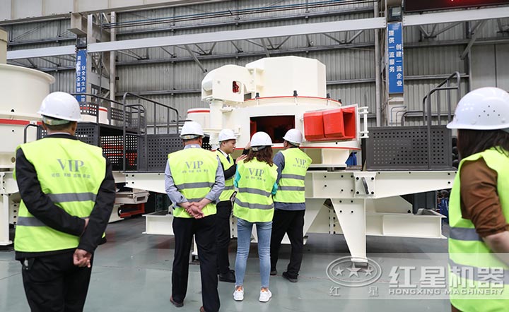 客戶來廠考察石頭制砂設(shè)備 客戶來廠考察石頭制砂設(shè)備