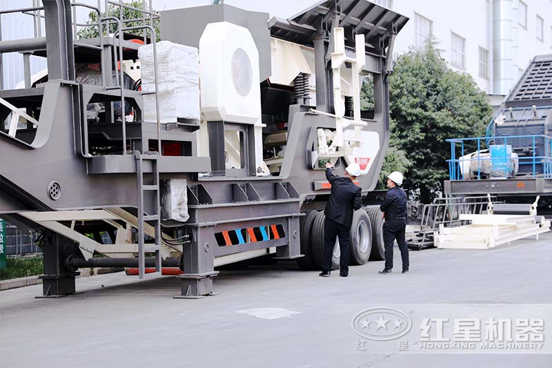 客戶參觀移動式煤矸石制砂機(jī)廠區(qū),經(jīng)理為其介紹設(shè)備 客戶參觀移動式煤矸石制砂機(jī)廠區(qū),經(jīng)理為其介紹設(shè)備