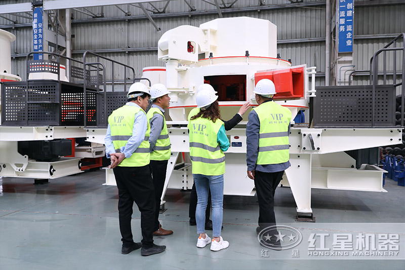 客戶來紅星VSI制砂機(jī)廠區(qū)參觀 客戶來紅星VSI制砂機(jī)廠區(qū)參觀