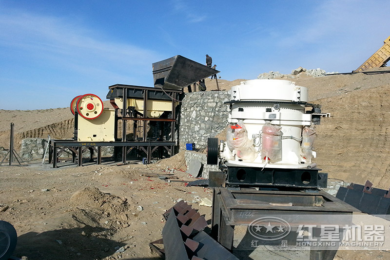 破碎生產線中的顎式破碎機，粗碎