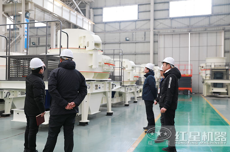 客戶來廠考察石頭制砂設(shè)備 客戶來廠考察石頭制砂設(shè)備