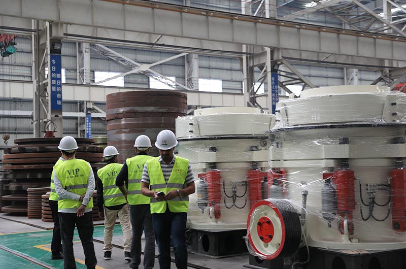 客戶來廠考察花崗巖碎石制砂設備 客戶來廠考察花崗巖碎石制砂設備